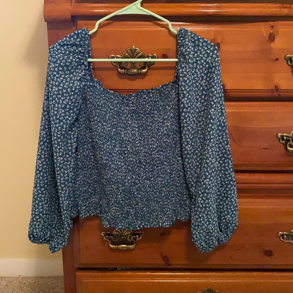 Size large puffy sleeves with stretchy body